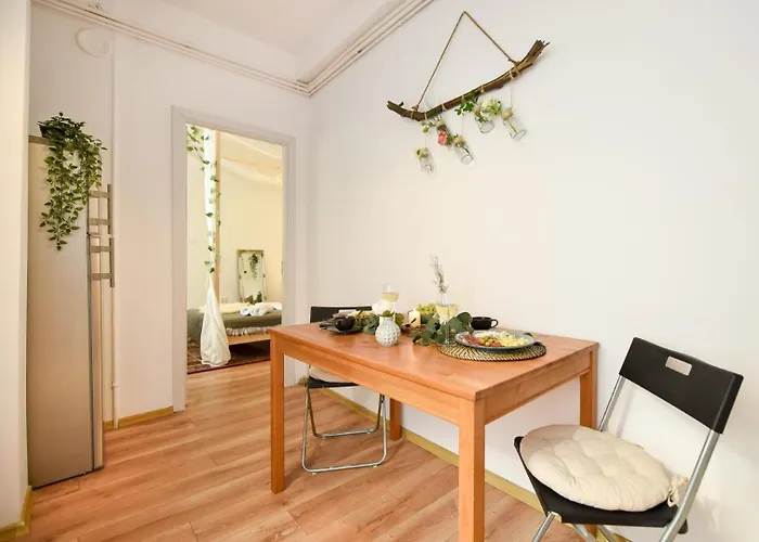 Historic Charm Meets Modern Luxury - Stylish Stays In The City Center