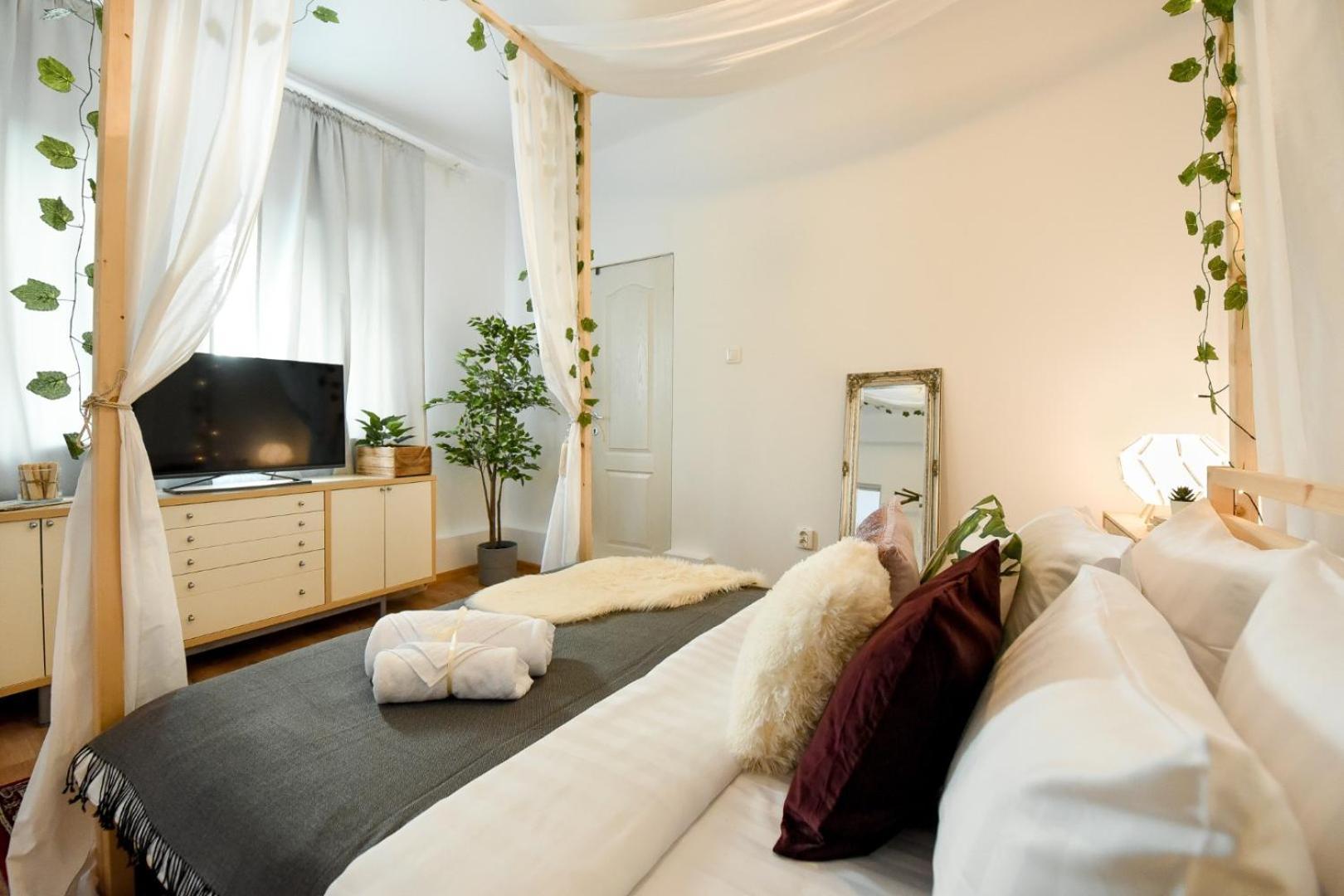 Historic Charm Meets Modern Luxury - Stylish In The Center Apartment *