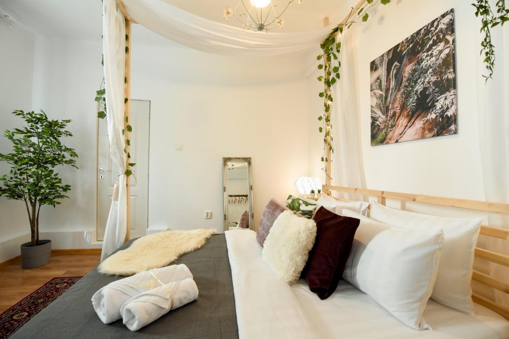 Apartment Historic Charm Meets Modern Luxury - Stylish In The Center *
